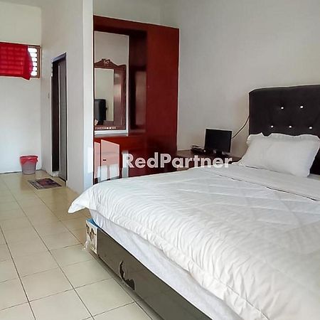Bernard Guest House&Resto RedPartner Ambarita Exterior foto