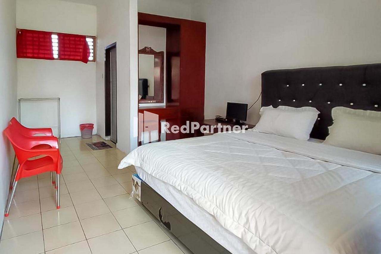 Bernard Guest House&Resto RedPartner Ambarita Exterior foto