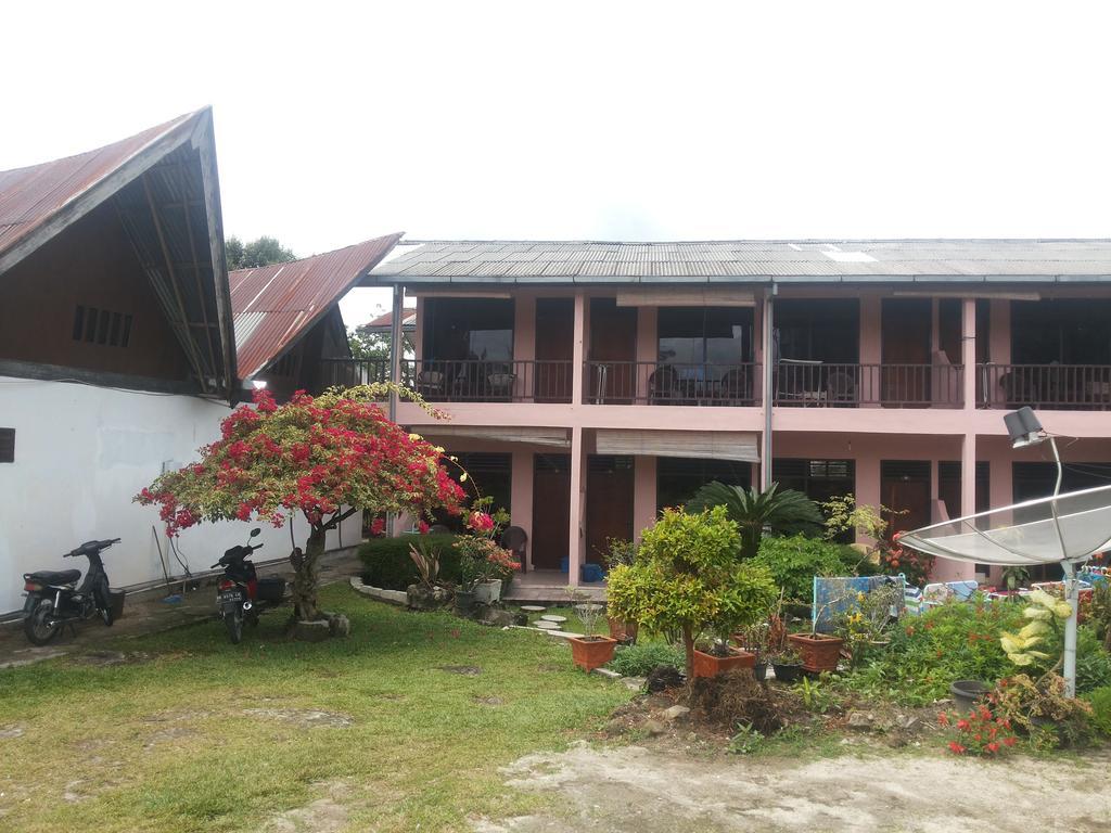 Bernard Guest House&Resto RedPartner Ambarita Exterior foto